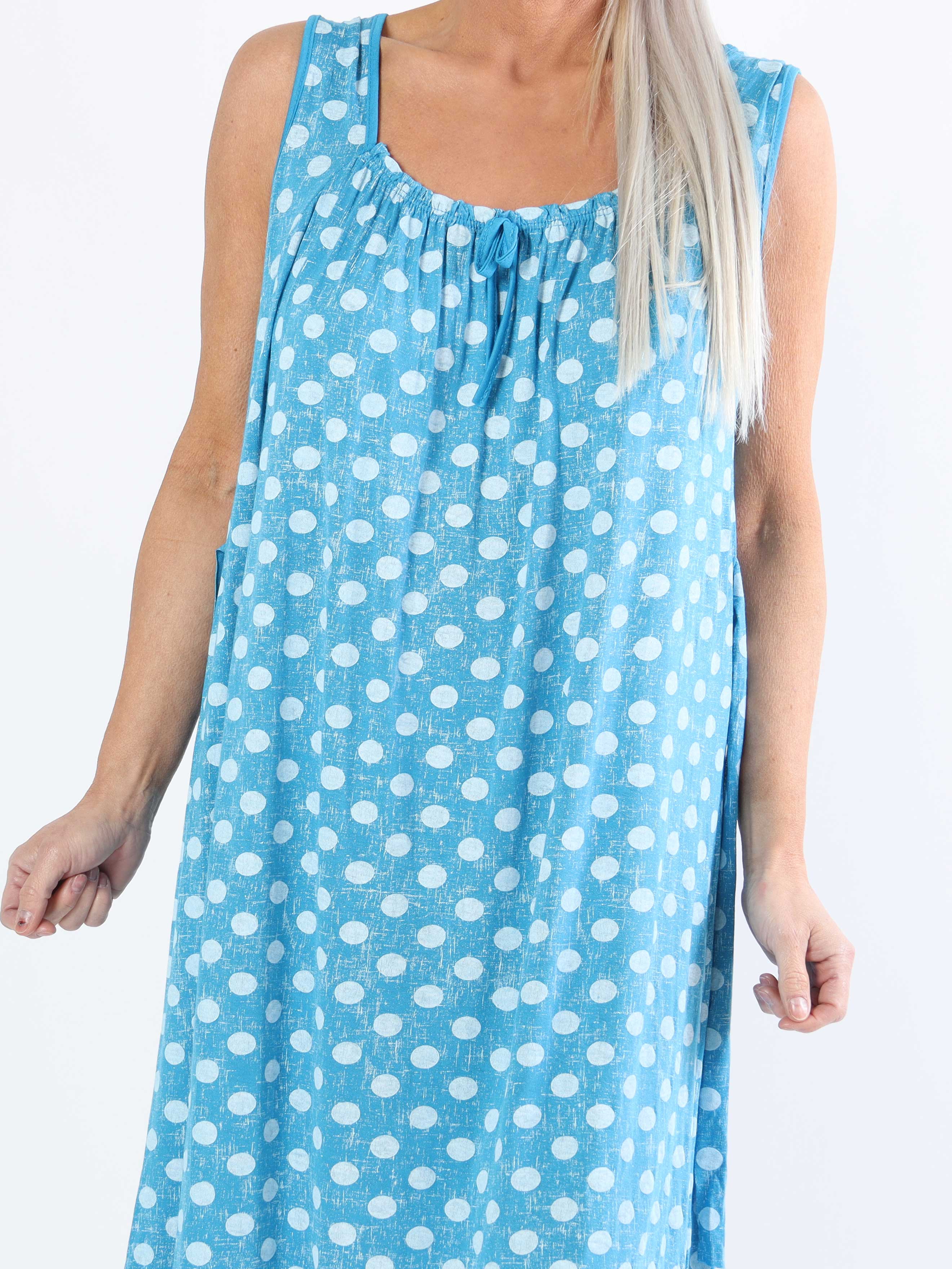 Medina - Prickig plus size-klänning med knytband